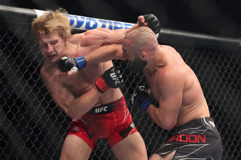 Paddy Pimblett (trái) trong chiến thắng tranh cãi với Jared Gordon.
