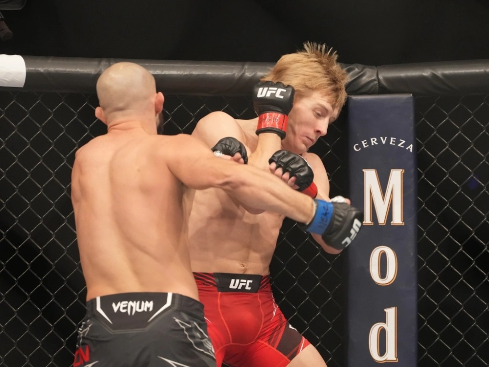 Jared Gordon dồn Paddy Pimblett vào hàng rào.