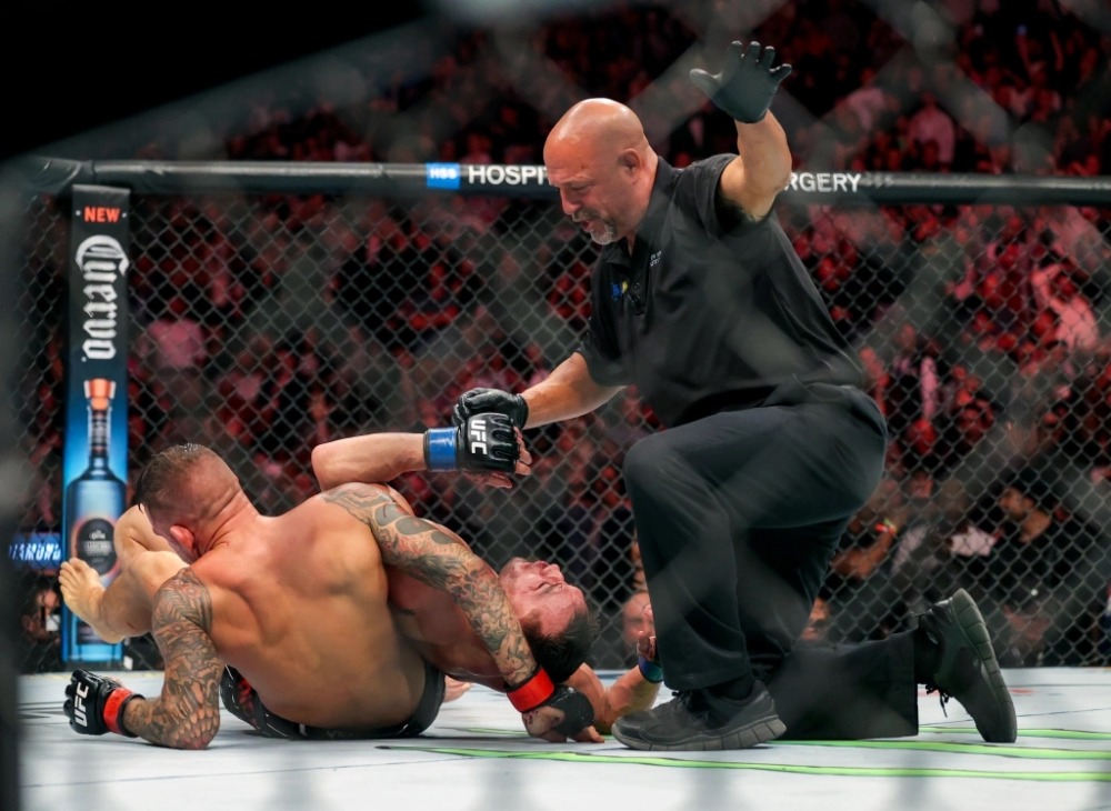 Dustin Poirier đánh bại Michael Chandler tại UFC 281.