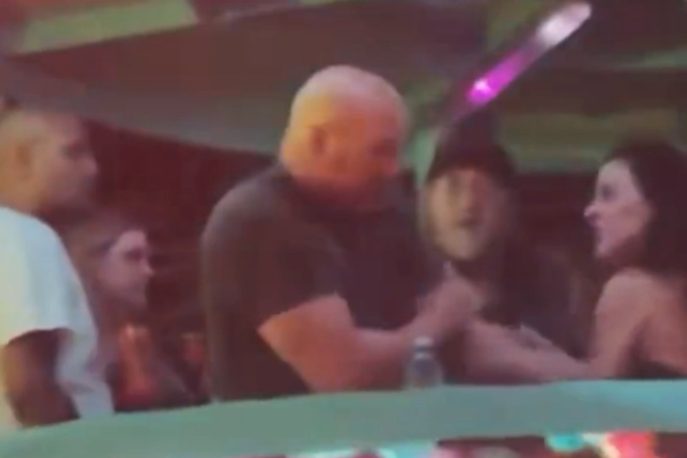 Dana White và vợ xảy ra xô xát tại một hộp đêm ở Mexico.