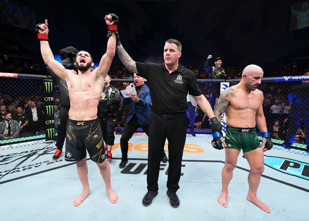 Islam Makhachev bảo vệ thành công danh hiệu trước kẻ thách thức Alexander Volkanovski.