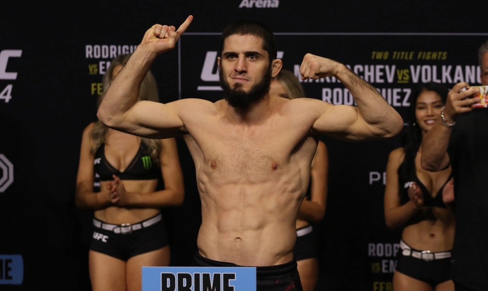 Islam Makhachev trong buổi weigh-in.