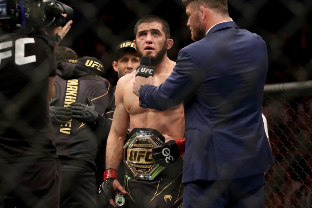 Islam Makhachev bảo vệ thành công danh hiệu trước Alexander Volkanovski.