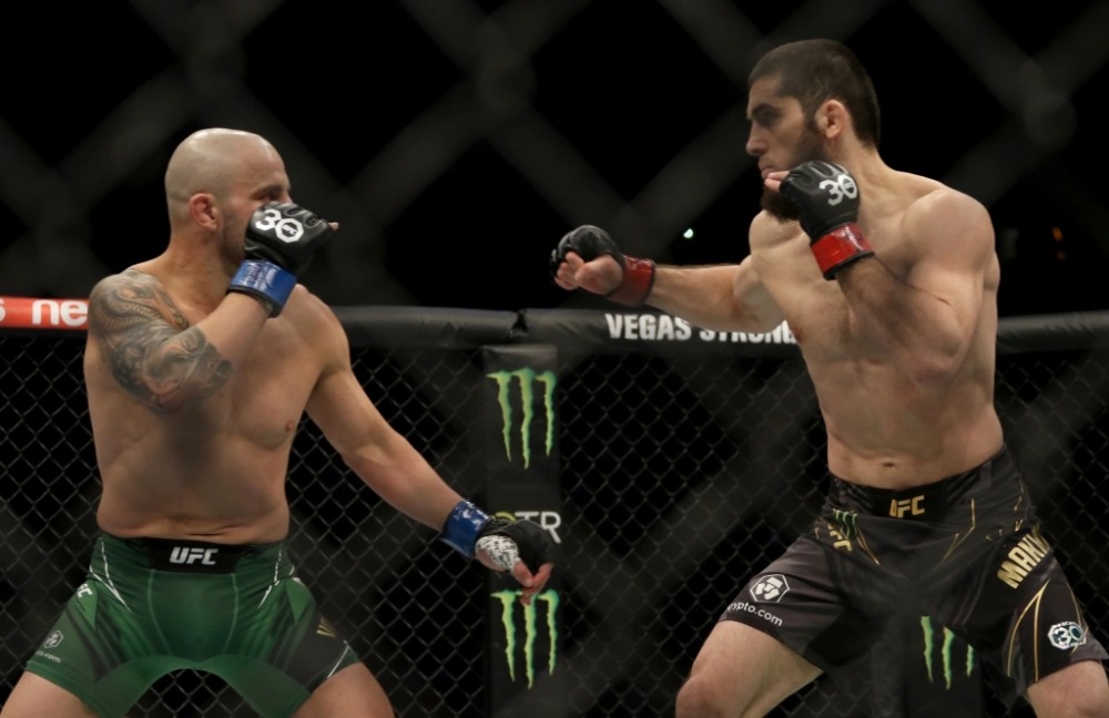 Alexander Volkanovski (trái) trong cuộc chiến với Islam Makhachev tại UFC 284.
