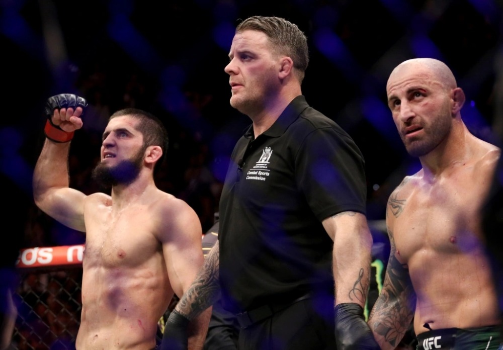 Islam Makhachev giành chiến thắng bằng quyết định nhất trí trước Alexander Volkanovski.