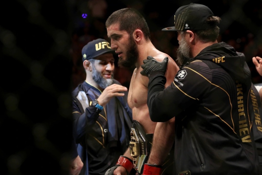 Islam Makhachev bảo vệ thành công danh hiệu hạng nhẹ tại UFC 284.