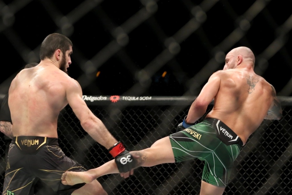Islam Makhachev (trái) trong trận đấu với Alexander Volkanovski.