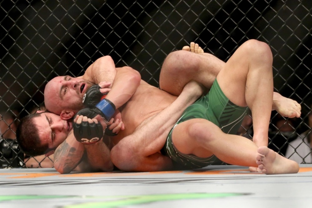 Islam Makhachev trong cuộc chiến với Alexander Volkanovski.