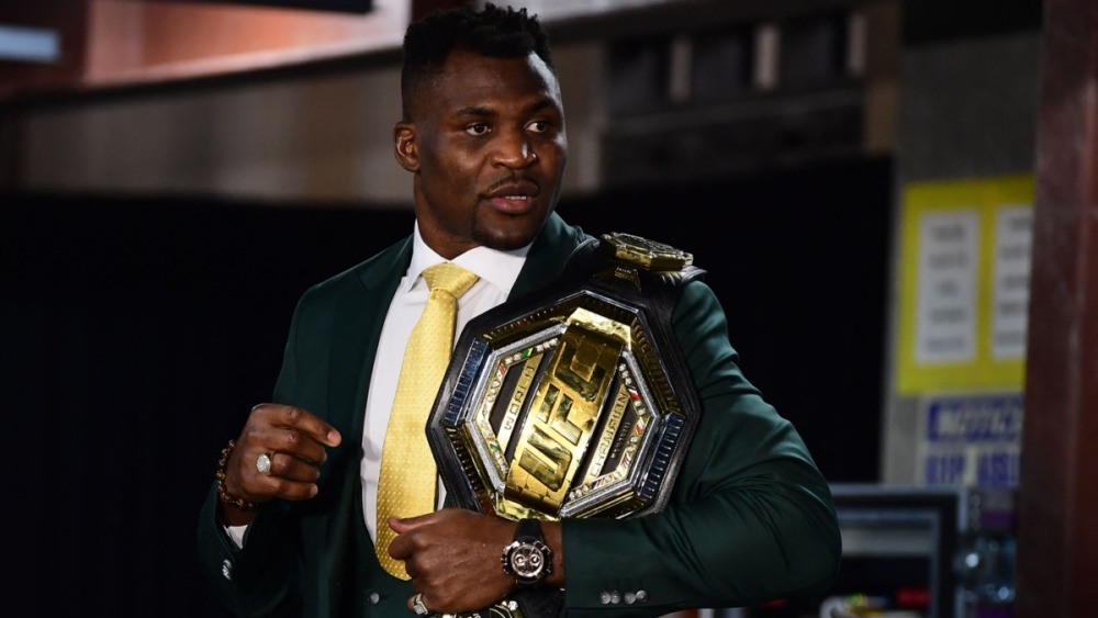 Francis Ngannou từ bỏ danh hiệu hạng nặng UFC để theo đuổi quyền anh.