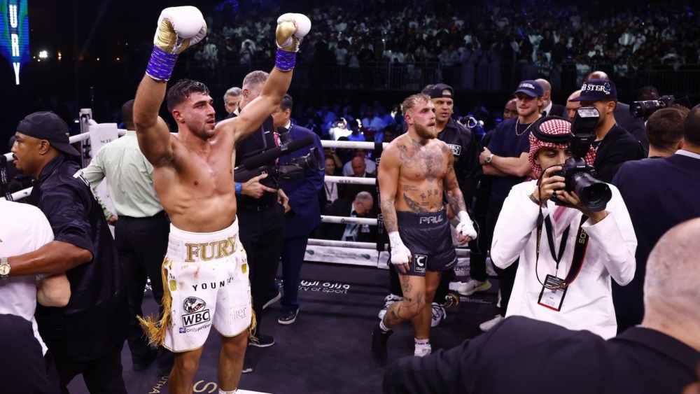Tommy Fury có chiến thắng sát nút trước Jake Paul.