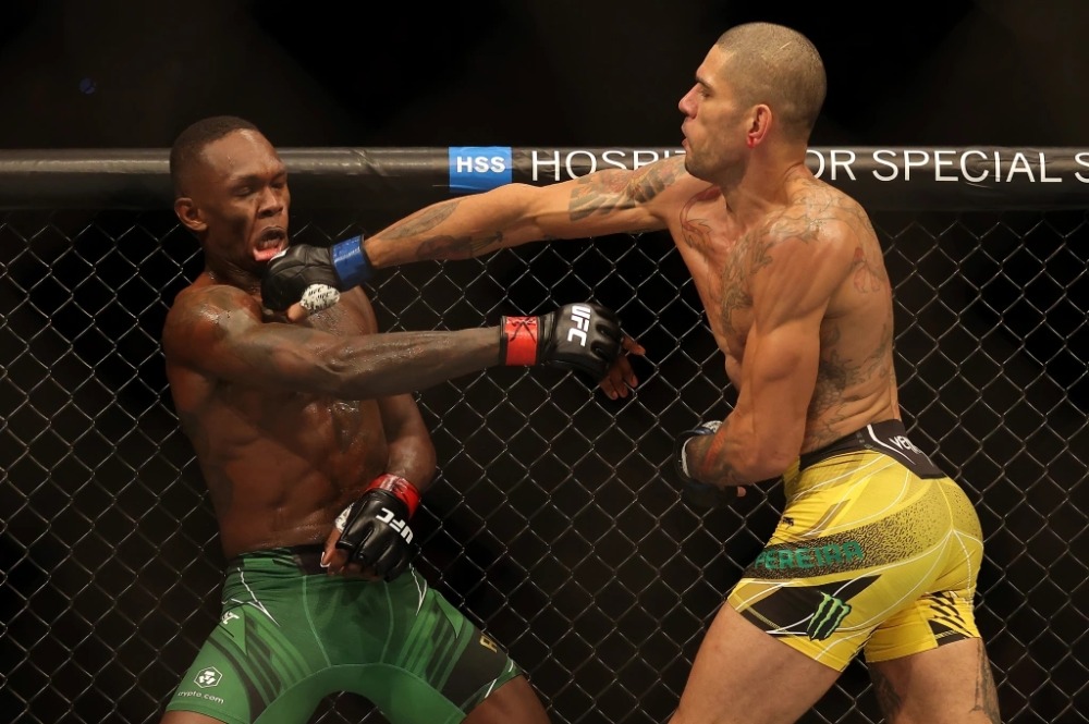 Alex Pereira đánh bại Israel Adesanya tại UFC 281.
