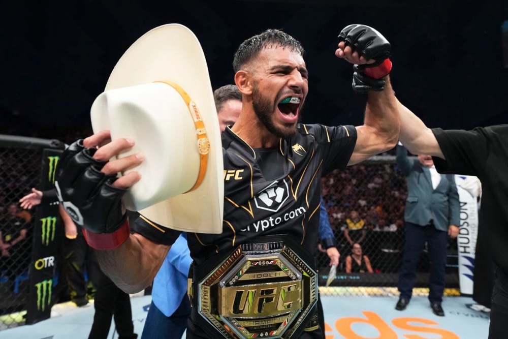 Yair Rodriguez là nhà vô địch tạm thời của hạng cân lông.