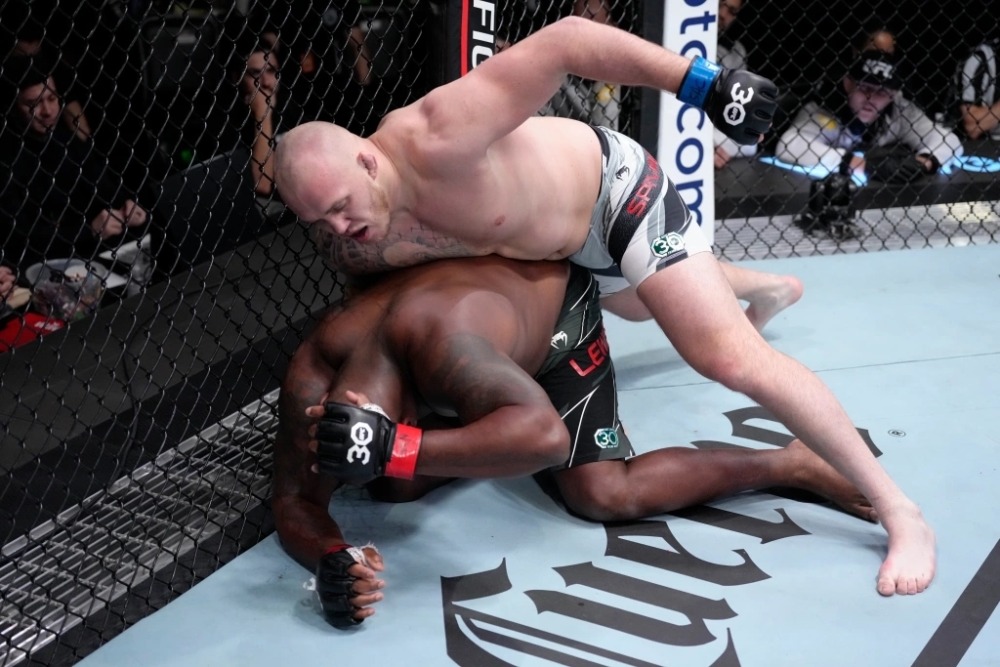 Serghei Spivak buộc Derrick Lewis phải đầu hàng ngay hiệp 1.
