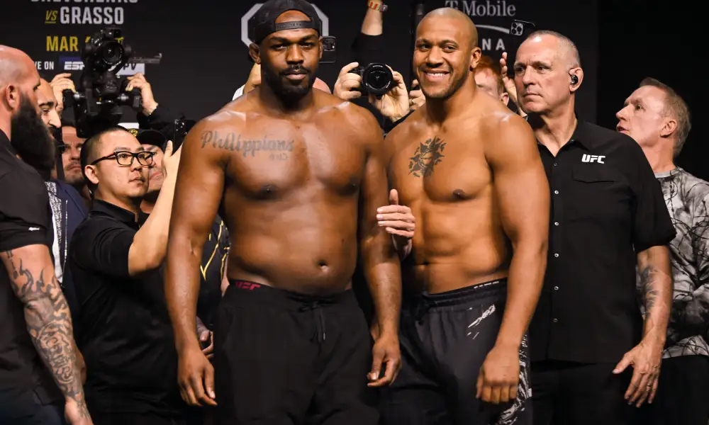 Jon Jones sẽ tranh đai hạng nặng với Ciryl Gane.