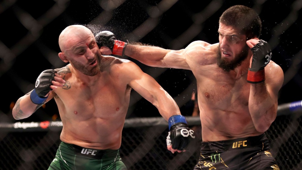 Islam Makhachev trong trận đấu với Alexander Volkanovski.
