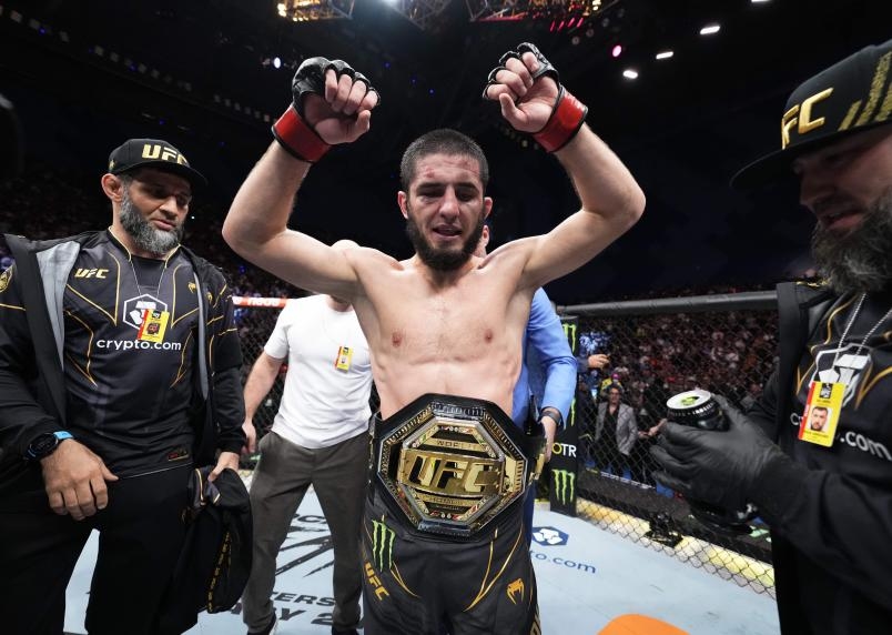 Islam Makhachev bảo vệ thành công danh hiệu trước Alexander Volkanovski.