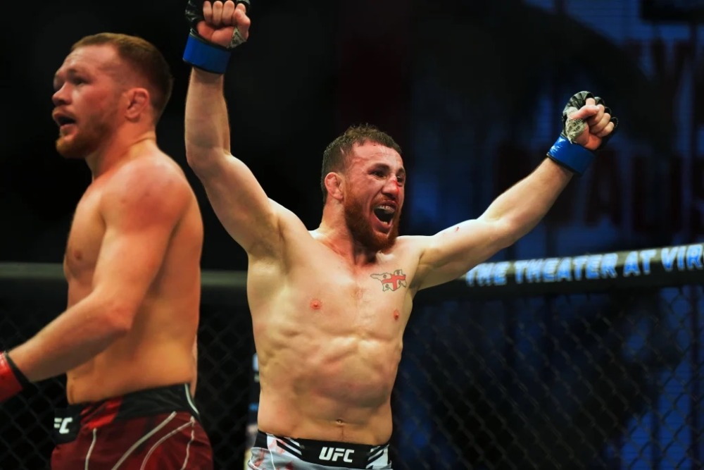 Merab Dvalishvili vượt qua Petr Yan tại UFC Fight Night 221.