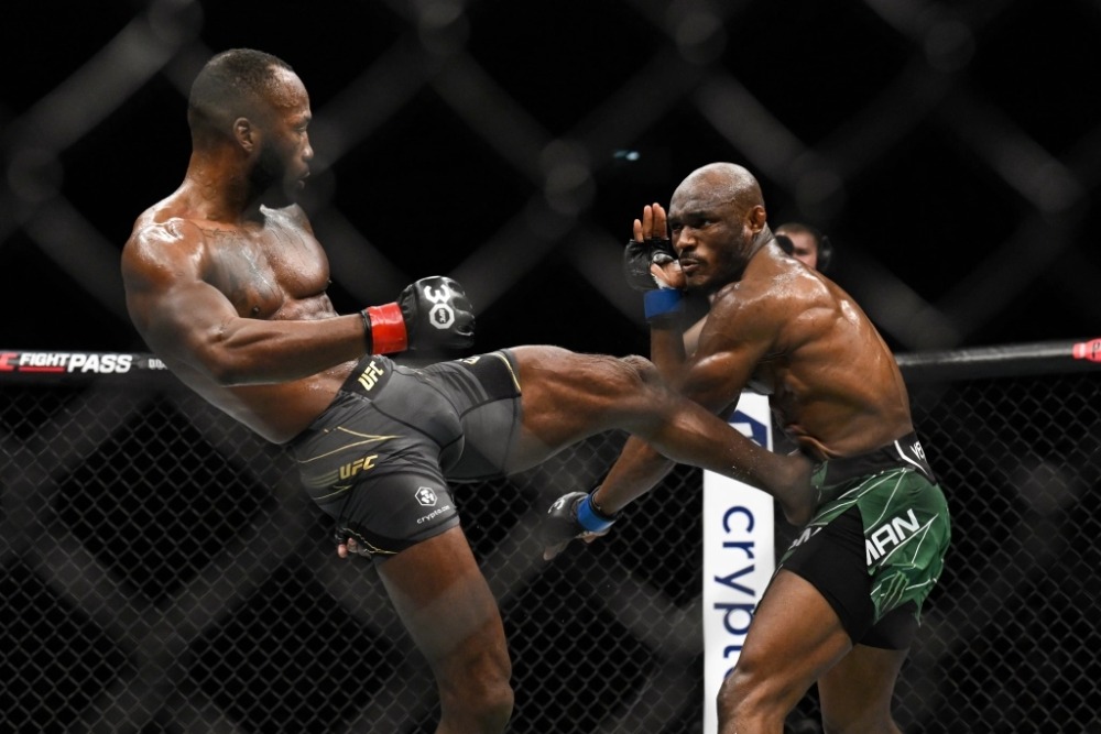 Leon Edwards trong trận đấu với Usman.