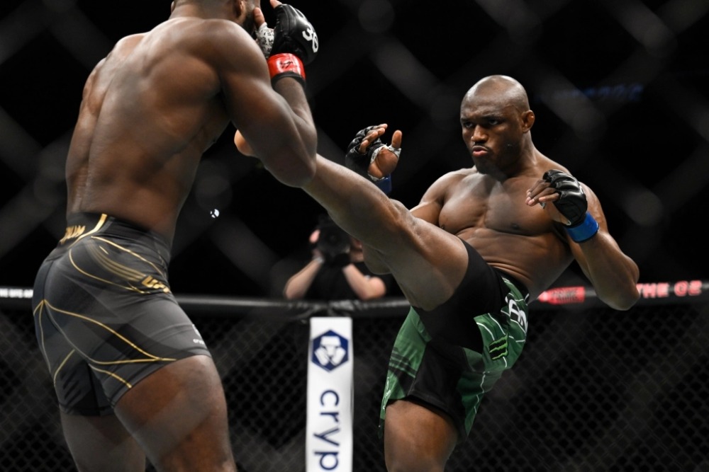 Kamaru Usman trong trận đấu với Leon Edwards.