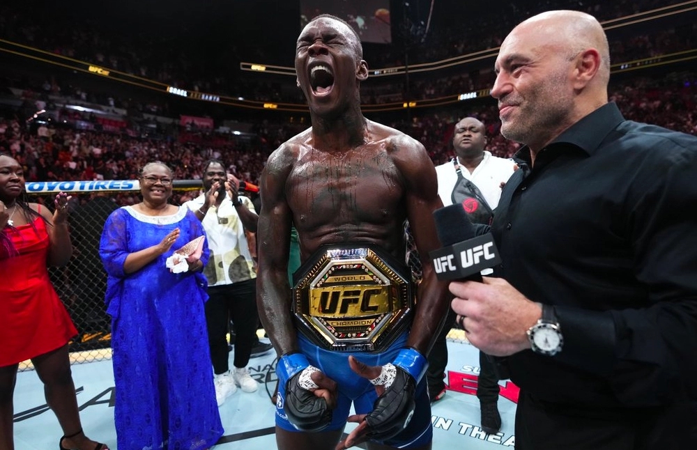 Israel Adesanya được Jon Anik gọi là nhà vô địch hạng trung vĩ đại nhất mọi thời đại của UFC.