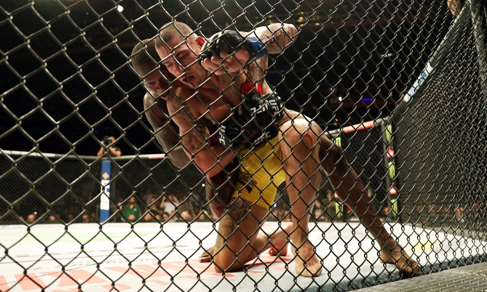 Israel Adesanya có nhiều thời điểm lấn lướt Alex Pereira ở UFC 281.