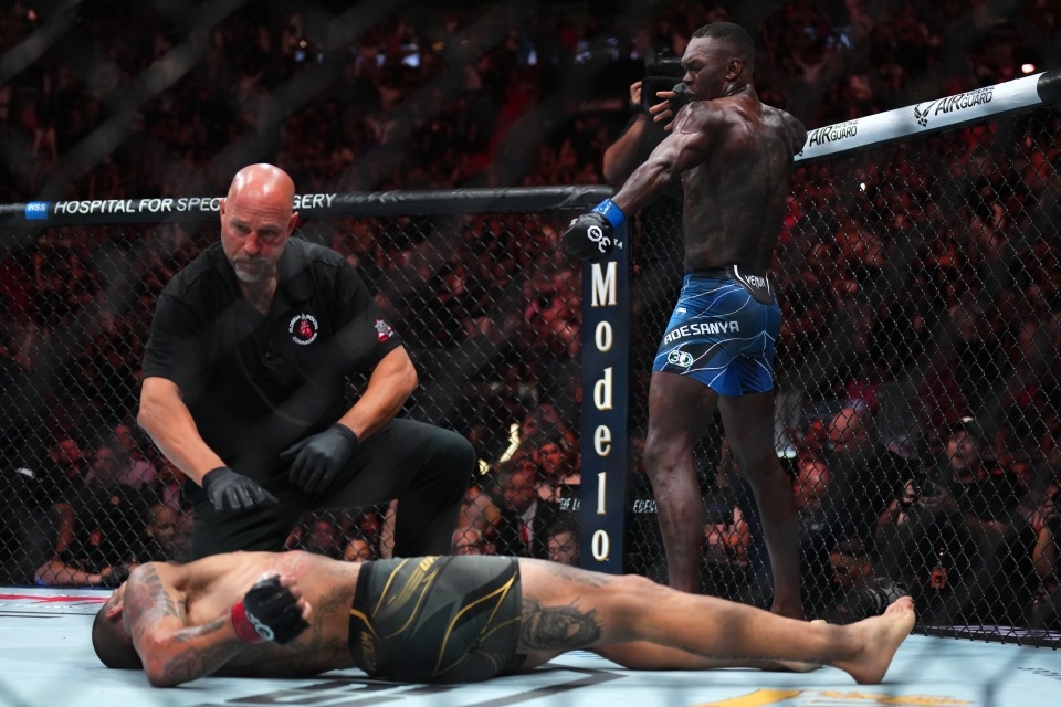 Israel Adesanya knockout Alex Pereira tại UFC 287.