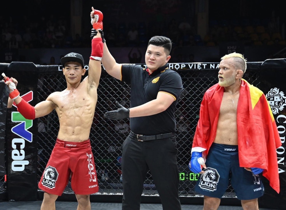 Robson de Oliveira không hiểu chuyện gì xảy ra khi trọng tài công bố Ngọc Lượng chiến thắng.