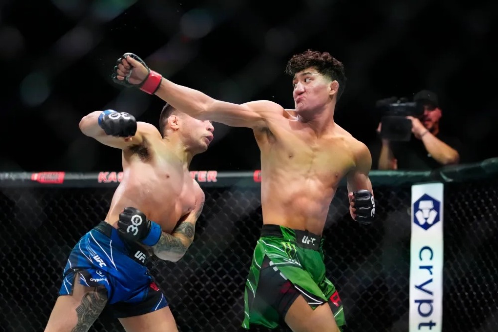 Raul Rosas Jr (găng đỏ) trong trận đấu với Christian Rodriguez.