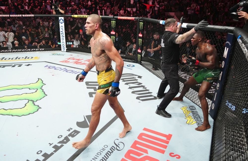 Israel Adesanya bị Alex Pereira knockout ở hiệp cuối tại UFC 281.