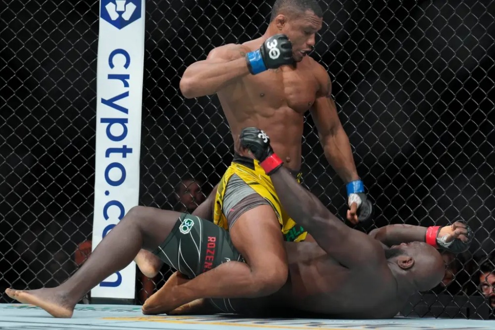 Jailton Almeida có chiến thắng chóng vánh trước Jairzinho Rozenstruik.