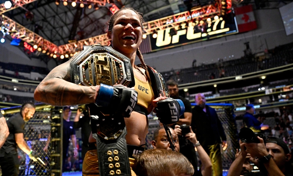 Amanda Nunes nhanh chóng đòi lại danh hiệu từ tay Julianna Pena tại UFC 277.