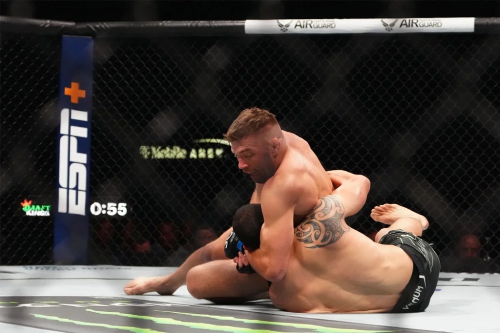 Dricus Du Plessis có chiến thắng thuyết phục trước Robert Whittaker tại UFC 290.