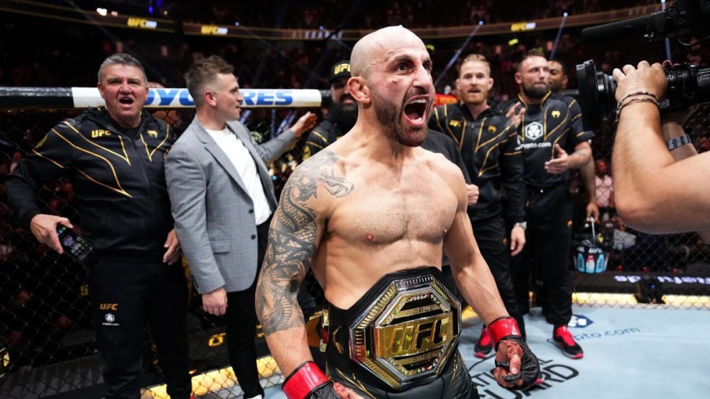 Alexander Volkanovski là đương kim vô địch hạng lông.