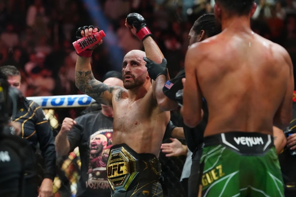 Alexander Volkanovski tiếp tục thể hiện sự thống trị ở hạng cân lông.