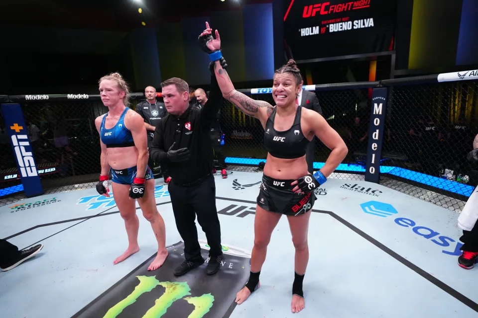 Mayra Bueno Silva đánh bại Holly Holm hồi tháng 7.