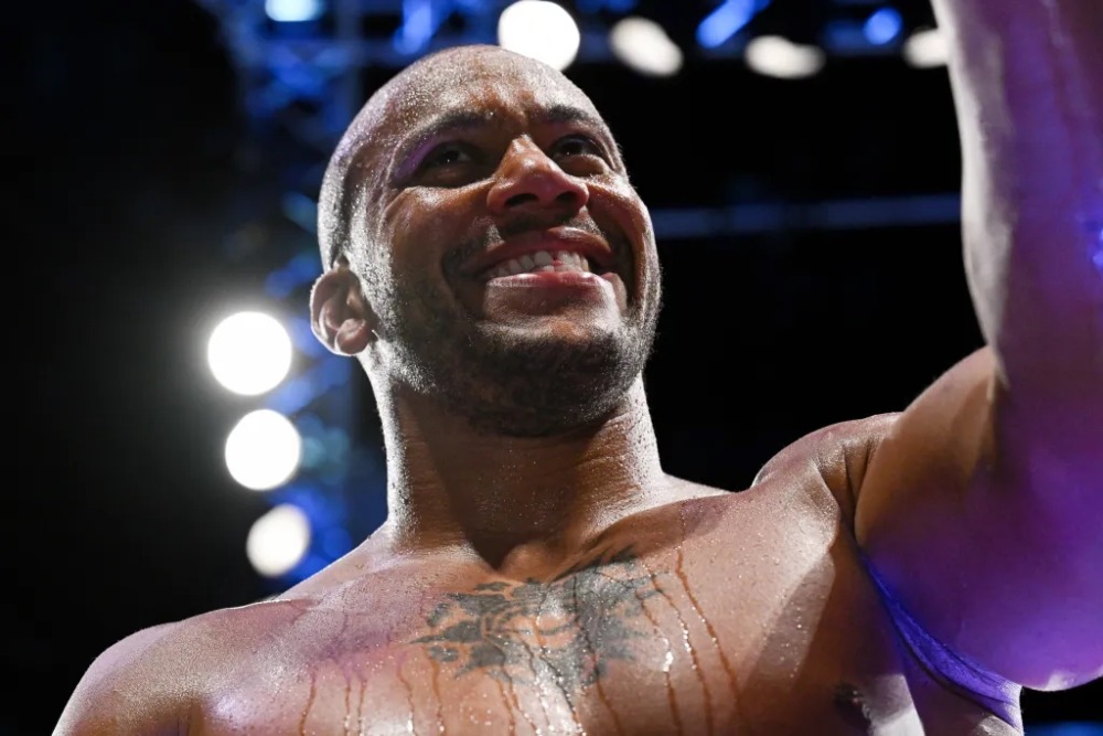 Niềm vui của Ciryl Gane sau chiến thắng tại UFC Paris.