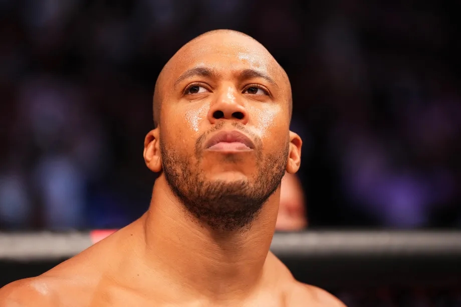 Ciryl Gane muốn chờ đợi trận tranh đai giữa Jon Jones và Stipe Miocic vào tháng 11 rồi mới quyết định tương lai.